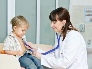 Больничный по уходу за ребенком в 2017 году: сколько дней оплачивается, как и кто его оплачивает (ФСС или работодатель) Больничный по уходу за ребенком в 2017 году: сколько дней оплачивается, как и кто его оплачивает (ФСС или работодатель)