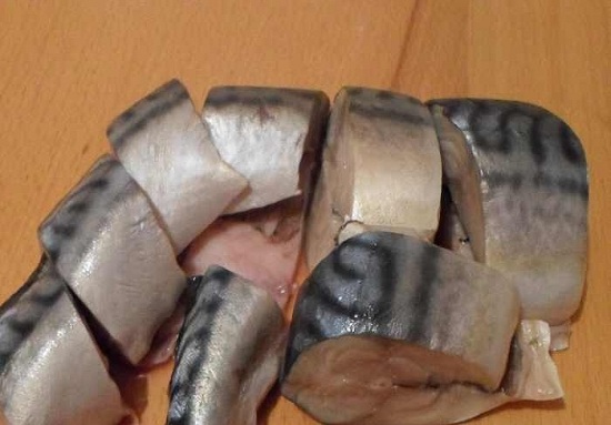 Лучшие способы засолки скумбрии в рассоле кусочками